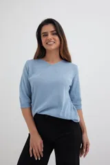 Sweater celeste de tejido de punto con escote en V y mangas 3/4.