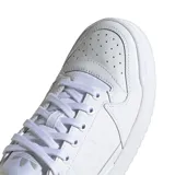 Championes Adidas Forum Bold de plataforma, color blanco total. Presentan un diseño de caña baja con exterior de cuero sintético, cierre de cordones y suela de goma elevada con el logo de la marca grabado en el lateral.
