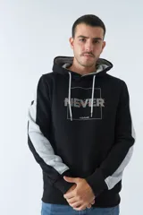 Buzo canguro negro con capucha y mangas largas en gris. Estampado frontal con la palabra "NEVER" en letras difuminadas y el logo de la marca Mistral.