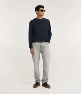 Suéter negro de tejido de punto maquinetado con cuello redondo y manga larga.