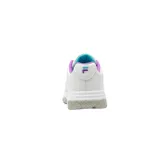 Championes Fila modelo Grand Prix, color blanco con detalles en violeta y turquesa. Presentan un diseño de tenis con suela de goma gris y logo de la marca bordado en el lateral.