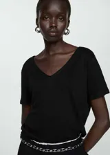 Camiseta negra de lino con escote en V y mangas cortas de corte recto.