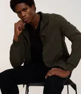 Campera bomber azul con cuello alto, cierre frontal con cremallera, bolsillos laterales y puños y cintura elastizados.