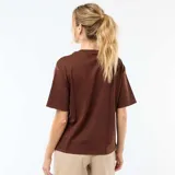 Camiseta marrón de corte oversize, con cuello redondo y mangas cortas holgadas.