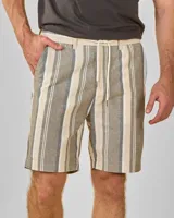 Bermuda de lino y algodón a rayas verticales en tonos beige, marrón y blanco, con cintura elástica ajustable con cordón.