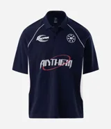 Remera polo de hombre azul marino con detalles en blanco, mangas cortas y corte boxy. Presenta estampas deportivas frontales con las leyendas "Radar" y "Anthem", además de recortes laterales en contraste y cuello con botones.