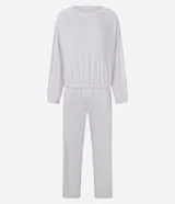 Conjunto de pijama compuesto por blusa de manga larga con cuello redondo y pantalón largo de corte regular. Confeccionado en plush suave, presenta detalles de encaje aplicados en los laterales de las mangas y de las piernas. El pantalón cuenta con cintura elástica para mayor comodidad.