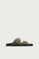 Sandalias de piel con acabado en gamuza, color gris, de diseño plano con plantilla anatómica. Cuenta con dos tiras anchas en el empeine ajustables mediante hebillas metálicas.