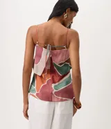 Blusa de breteles finos confeccionada en viscosa, con diseño de superposición en el busto y estampado geométrico multicolor en tonos terracota, verde y beige.