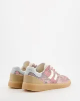 Championes Coolway modelo Goal Pink Mamba con estampado de piel de serpiente en tonos rosados y grises, detalles en cuero marrón y beige, y suela de goma.