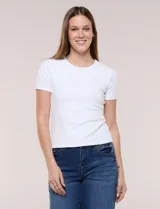 Remera básica blanca de manga corta y cuello redondo, de corte ajustado.