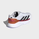 Championes de pádel Adidas Courtquick, con exterior textil y sintético en color blanco, detalles en negro, rojo y cobre. Presenta mediasuela Bounce flexible y acolchado Cloudfoam para mayor confort y soporte en movimientos rápidos.