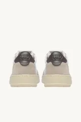 Championes Autry Medalist Low, de cuero blanco con detalles en gamuza gris y contrafuerte en cuero marrón.