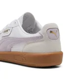 Championes Puma Palermo LTH, color blanco con detalles en lila y suela de goma color caramelo.