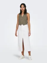 Chaleco corto color marrón con escote en V y cierre frontal con tres botones de madera.