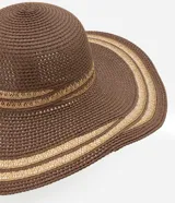 Sombrero de paja con ala ancha y detalle bicolor.