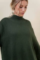 Polera de tejido de punto con textura marcada, cuello alto y diseño oversize con hombros caídos y terminaciones acanaladas.