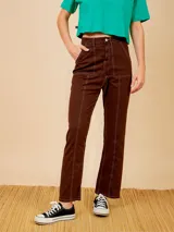 Pantalón jean celeste de corte recto, con cintura alta y bolsillos frontales tipo parche.