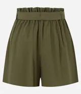 Short color verde militar, de corte sastrero y tiro alto, con lazo en la cintura.