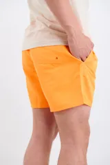 Short de baño color verde, de corte clásico y diseño liso, ideal para actividades acuáticas.