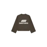 Remera de manga larga de Eme Studios color marrón, con cuello redondo y estampado gráfico blanco en el pecho con el logo de la marca.