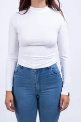 Polera color marrón con cuello alto y mangas largas.