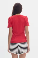 Remera de rib de cuello redondo y manga corta, de color blanco, con pequeño logo bordado en el centro del pecho.