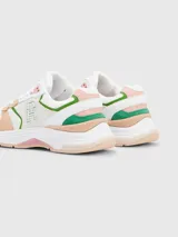 Zapatillas de estilo running con diseño de paneles en malla y cuero, con cordones y suela de EVA.