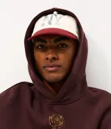Gorra de algodón con visera corta, diseño estructurado y estampa frontal con lettering NY.