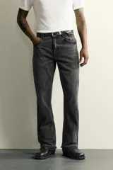 Jeans flare fit de denim de algodón en color celeste con lavado efecto desgastado. Presentan diseño de cinco bolsillos, tiro medio, cierre frontal con cremallera y botón, y bajo con acabado irregular.