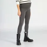 Legging de maternidad gris con cintura alta elástica.