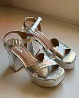 Sandalias plateadas de fiesta con tiras cruzadas en el empeine, plataforma delantera y tacón cuadrado alto.