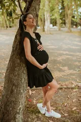 Vestido de embarazo y lactancia color lila, de algodón elastizado, con mangas cortas, escote redondo y volados en la falda.