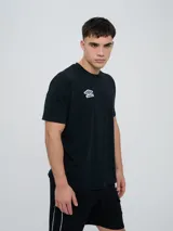 Remera Umbro de manga corta, color celeste, con cuello redondo y el logo de la marca bordado en el pecho.