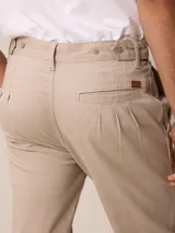 Pantalón bombacha de sarga azul marino, con pinzas en la cintura, bolsillos laterales y puños elásticos en los tobillos.