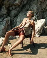 Bermuda de cuero de tiro alto y corte recto, con diseño minimalista y acabado liso.