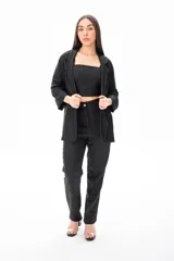 Blazer negro de corte entallado, con cierre frontal con botones y bolsillos.