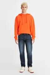 Jean de corte regular taper, con tiro medio y diseño de cinco bolsillos. Presenta un lavado azul oscuro con efecto desgastado y costuras en contraste.