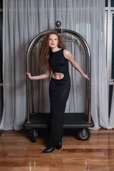 Vestido largo negro de red con corte en la cintura y cuello redondo.