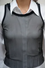 Musculosa de calce al cuerpo confeccionada en microtul semitransparente, con cuello redondo y ribetes negros en contraste.