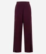 Pantalón wide leg color bordó con cintura estructurada y detalle de piping lateral en color blanco. Confeccionado en tejido de algodón, viscosa y poliéster.