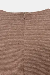 Top de manga larga con cuello redondo, confeccionado en tejido de sarga color tostado. Presenta un diseño entallado con trabillas laterales decoradas con botones dorados y cierre de cremallera en la espalda.