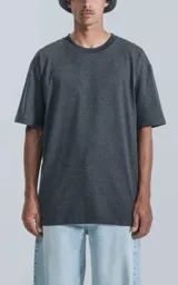 Remerón de algodón premium americano, color gris oscuro melange, con corte extra oversize, hombros caídos y cuello redondo rib al tono.