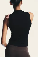 Top negro de manga sisa con cuello subido (mock neck).