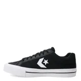 Championes Converse de corte bajo, confeccionados en lona negra con detalles en cuero sintético. Presentan el logo de la marca en el lateral, cierre con cordones y suela de goma blanca con textura.