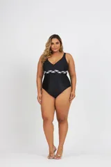 Malla enteriza negra con escote en V y detalle de trenza en la cintura.