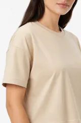 Remera de manga corta de algodón, de corte ancho y cuello a la base en color blanco.
