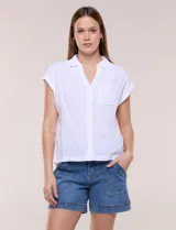 Camisa blanca de lino, con cuello camisero, escote en V, mangas cortas japonesas y un bolsillo aplicado en el pecho.