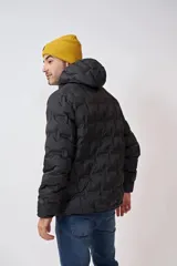 Campera negra con capucha, diseño acolchado con costuras termoselladas y cierre frontal completo.