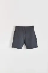 Bermuda de algodón y poliéster en color gris melange, con cintura elástica y bolsillos laterales. Presenta una etiqueta pequeña con el logo de la marca en el bolsillo trasero.